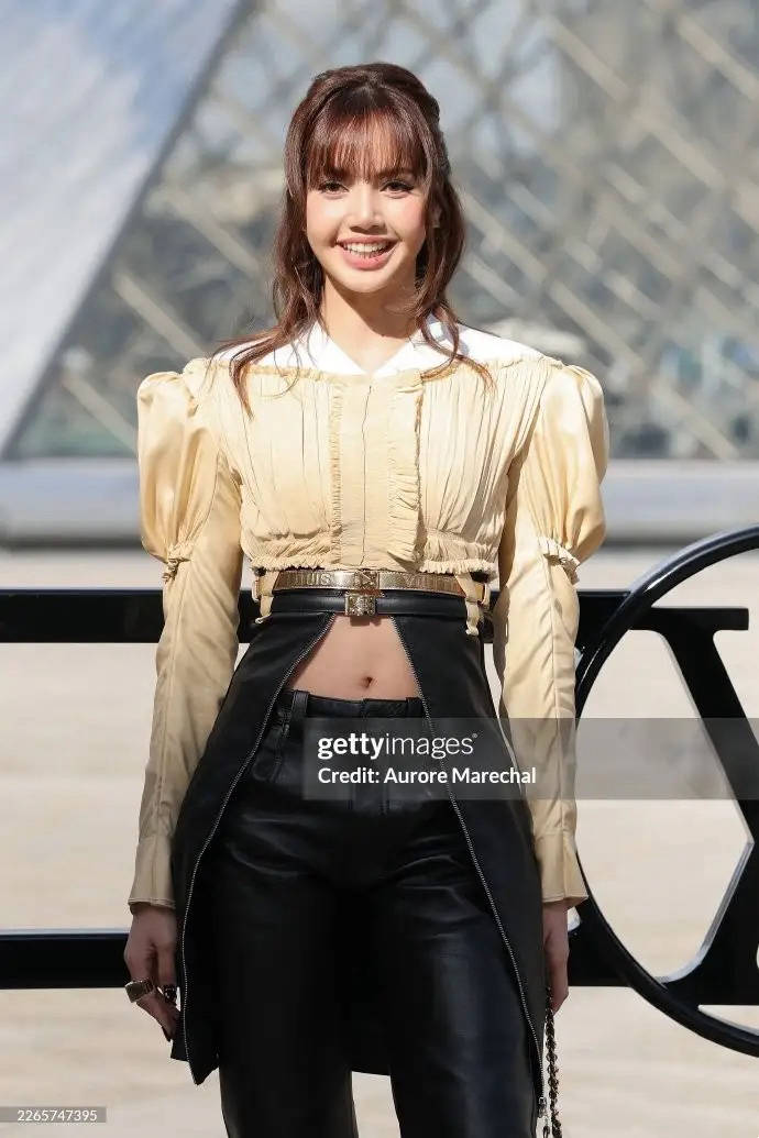 巴黎这一夜,李龙馥像贵族王子、刘亦菲穿土衣服、周冬雨像个男人
