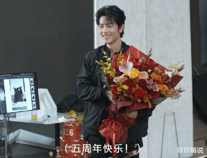 肖战手捧鲜花笑容灿烂，李宁的“小心机”藏不住了