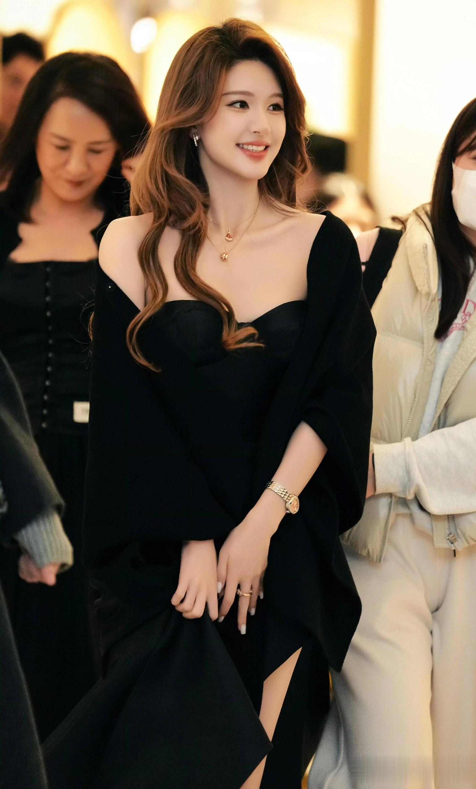 赵露思出席宝格丽活动，一袭抹胸黑裙勾勒曼妙曲线，越来越美了