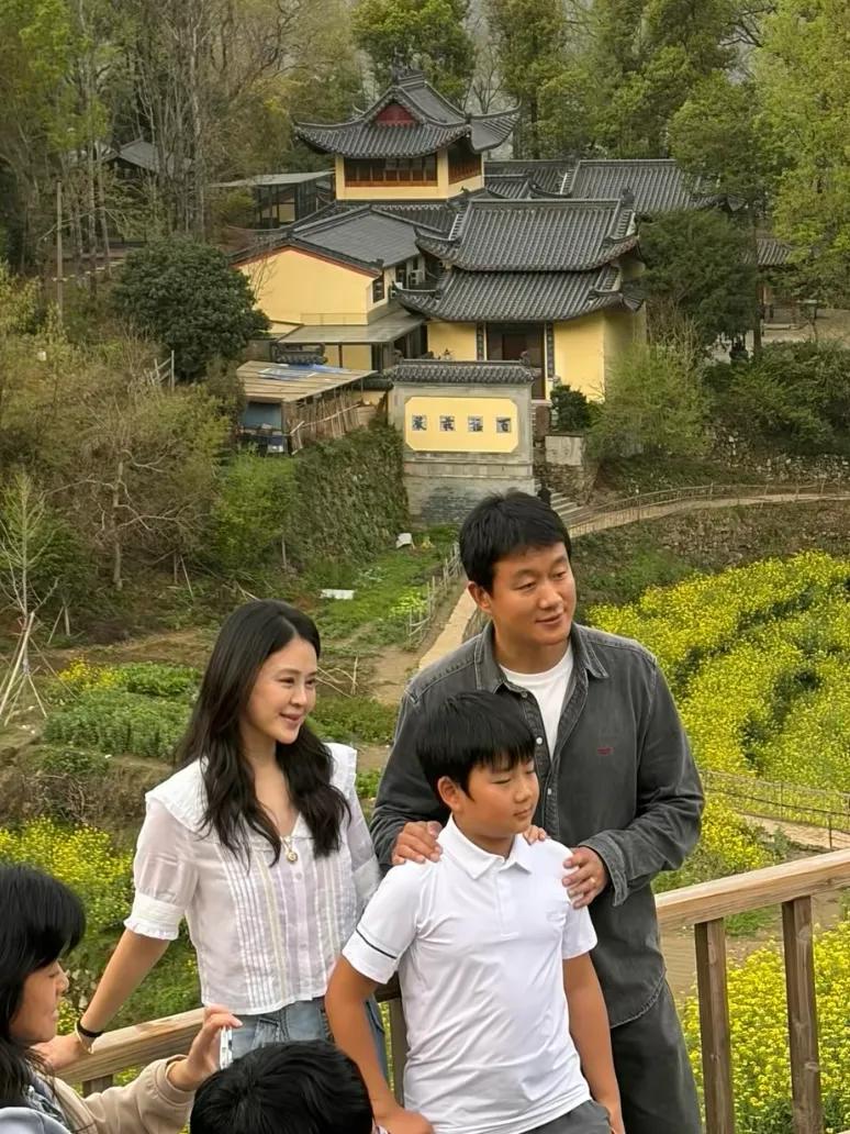 佟大为关悦带小儿子出游，10岁佟俊言个子好高，模样长得很像爸爸