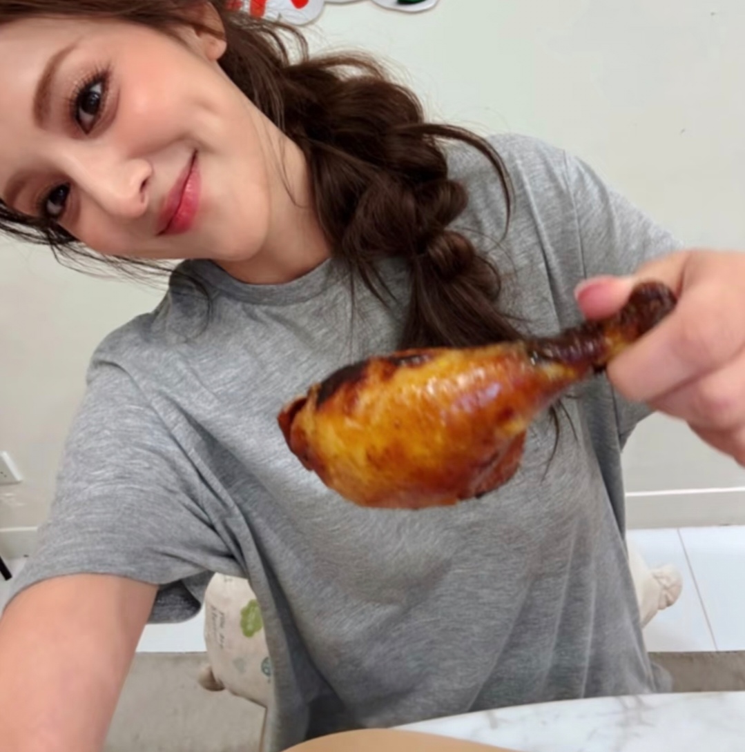 陈凯琳晒与三个儿子合影，美得像芭比娃娃，儿子们比爸爸郑嘉颖帅