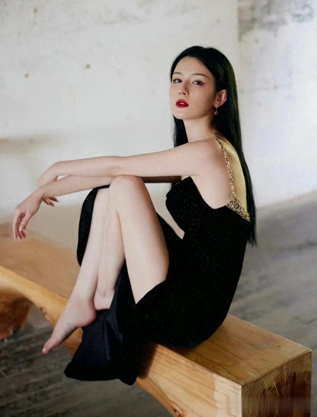 哈妮克孜,一组好看的光脚丫美腿裙装穿搭。