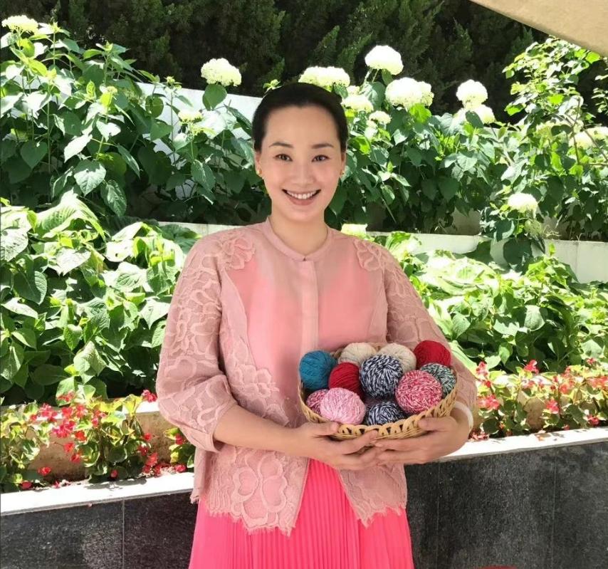 她是最好命豪门阔太，仅拍一部戏就结婚隐退，被演员老公宠爱30年