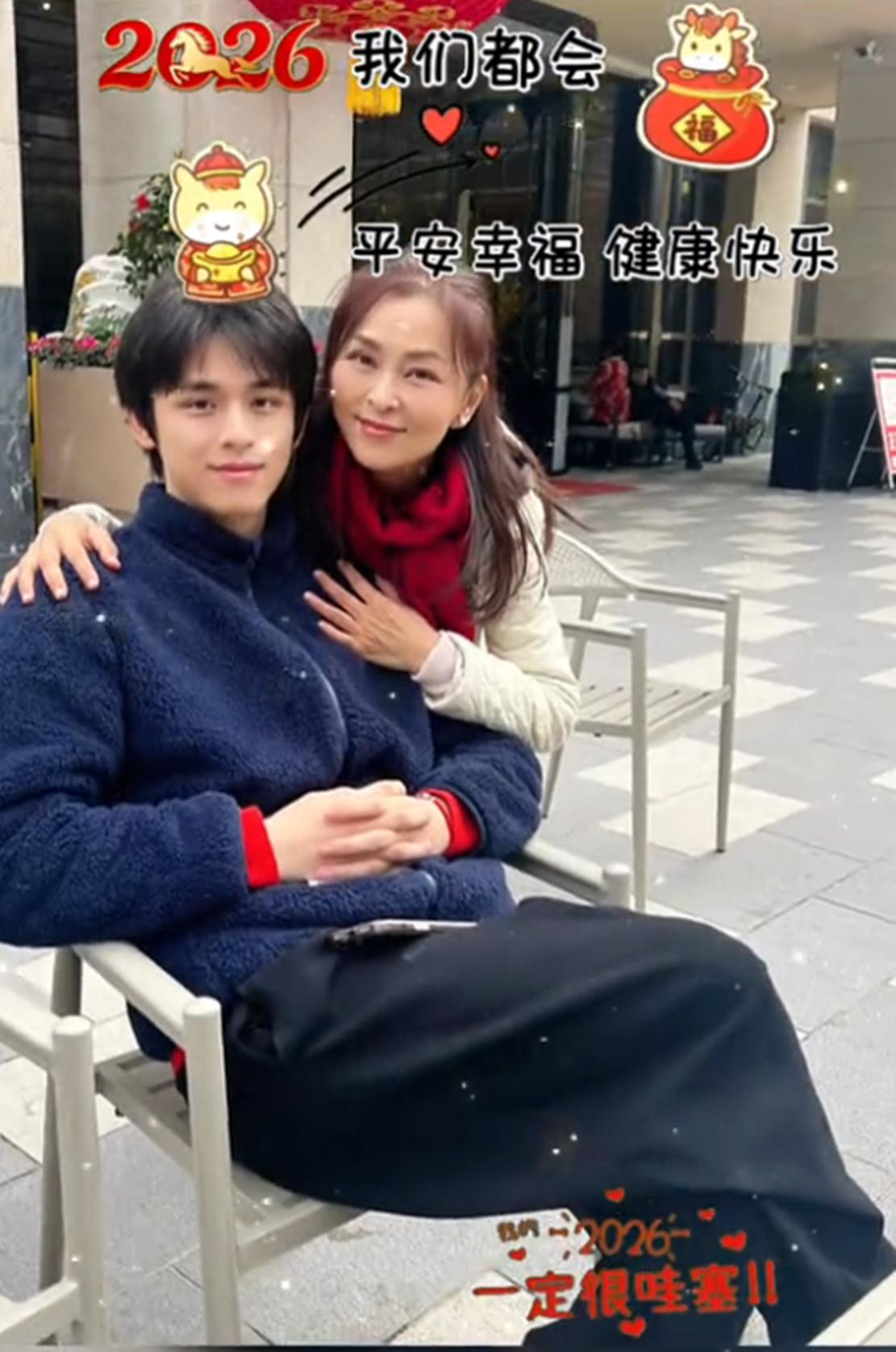 何音喜迎59岁生日，梳双马尾娇俏似少女，儿子比爸爸黄志忠帅多了