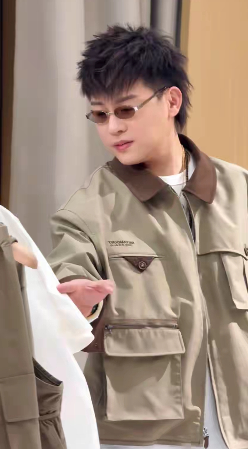 陆毅夫妇和彦斌现身静安嘉里被偶遇 鲍蕾49岁短款皮衣穿搭超时尚