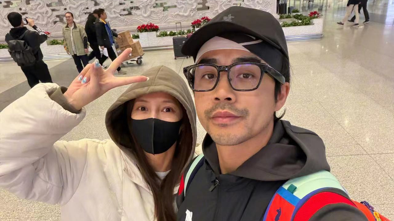 李茂一家五口从战火中归来，平安落地北京，夫妇俩开心合照