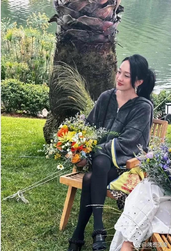 周迅状态真的绝了，五十多岁依旧灵动显嫩，事业优秀又娇俏可爱