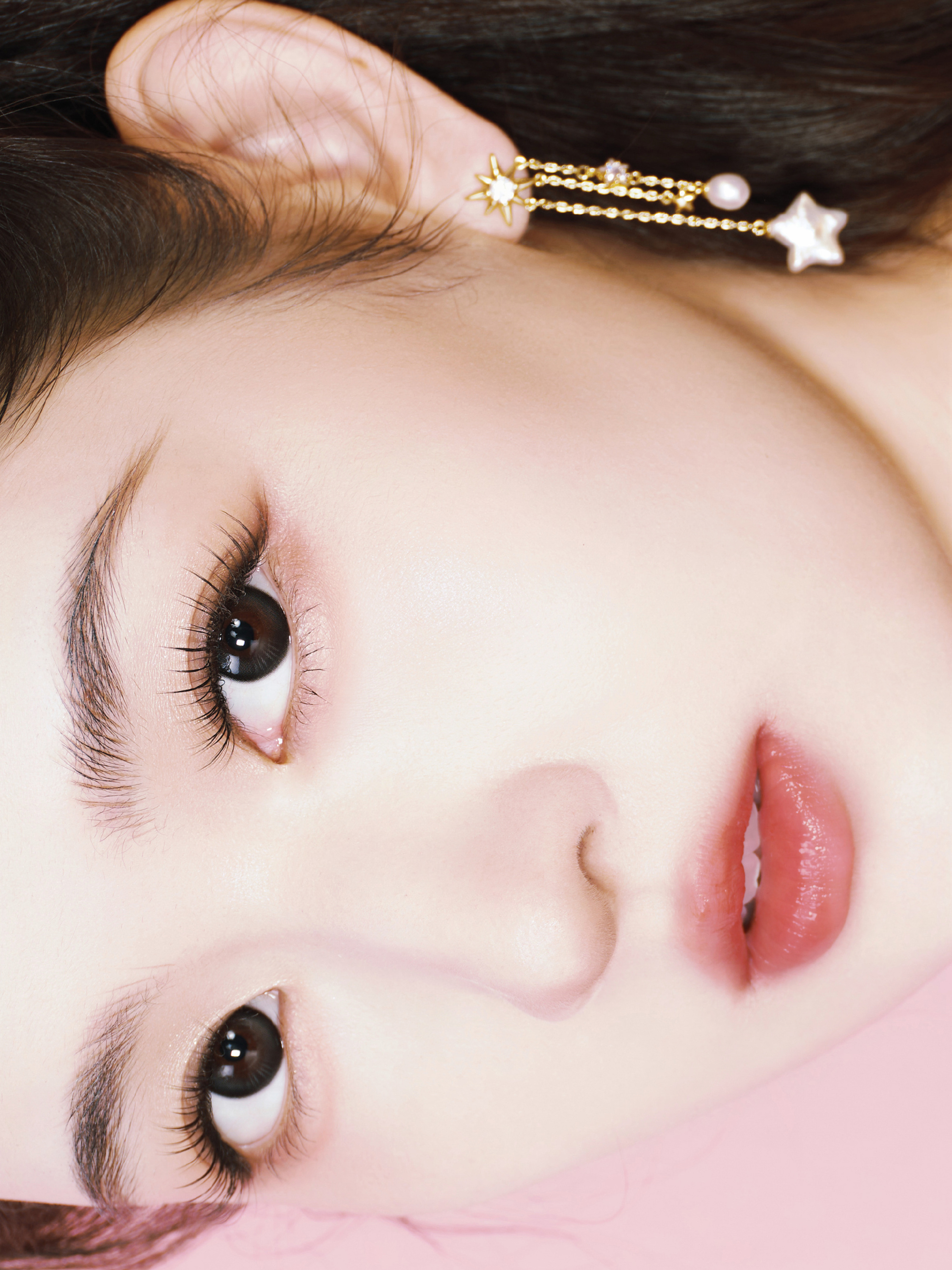 王玉雯鎏粉抹胸连衣裙,身材那么好