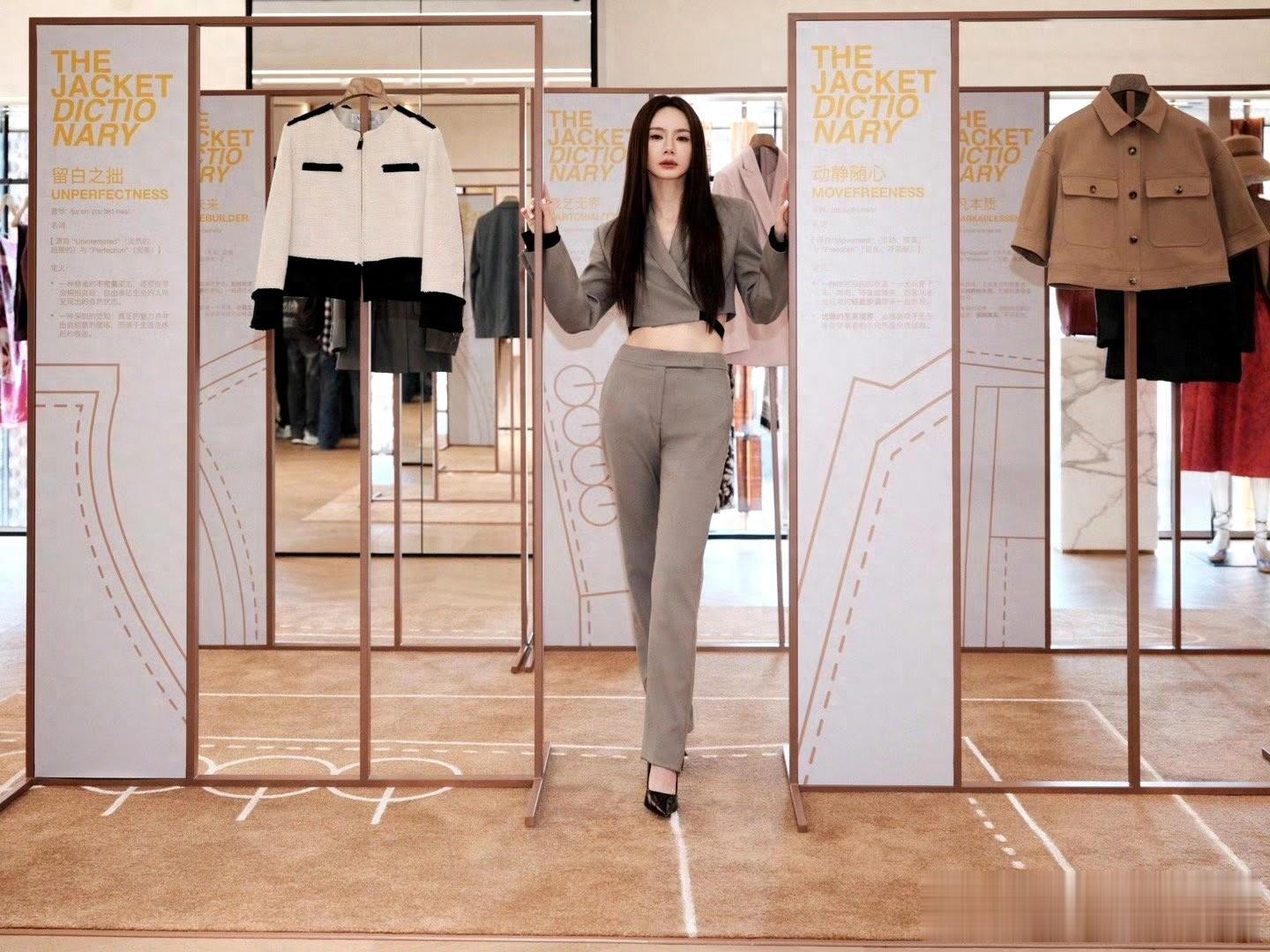 戚薇现身 MaxMara 活动现场，这组灰色西装造型真的绝了