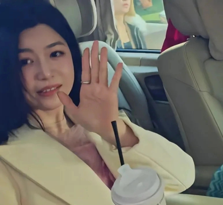 文联春晚现场太真实！明星高清真实面目曝光，章子怡边排队边补妆