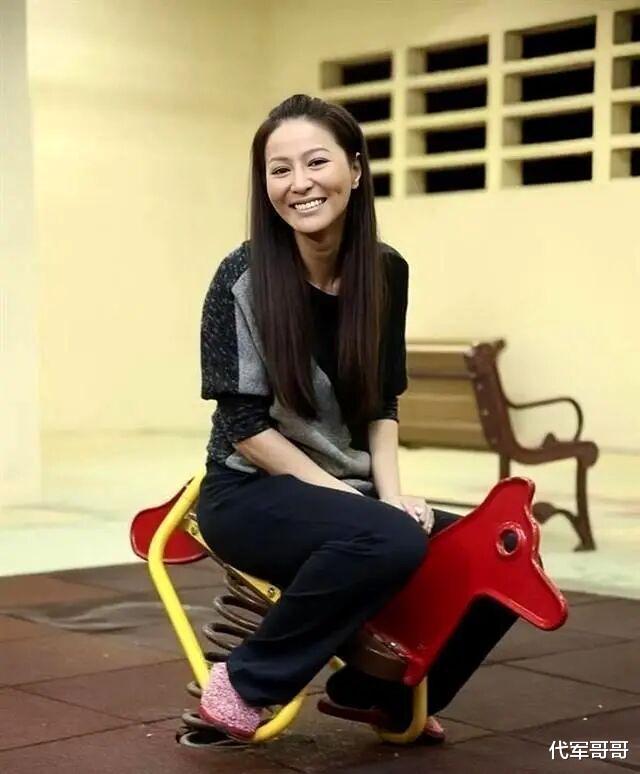 50岁滕丽名近况曝光！嫁金融才俊12年没生孩子，如今尽情享受丁克生活