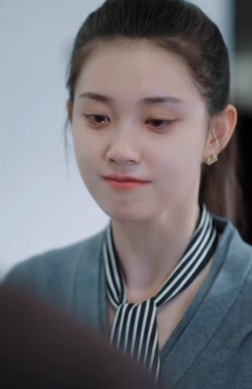 郭宇欣拍戏下班,穿大衣波浪发像港星,五官立体小巧有辨识度