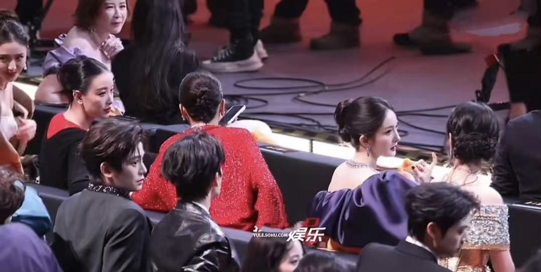 微博之夜大乱，杨幂愤怒喊话给说法！事件波及肖战，粉丝高喊退票