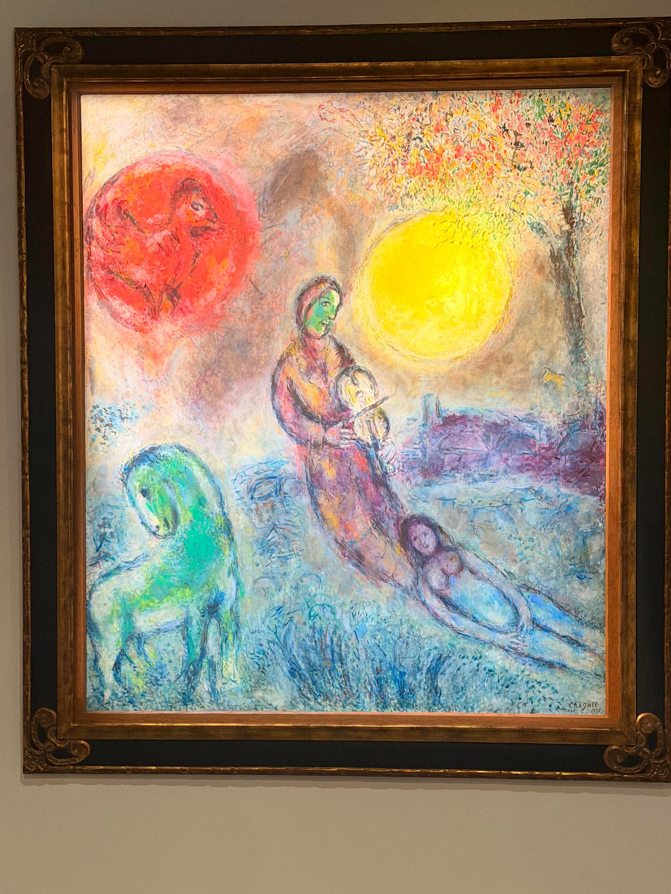 杨采钰在香港看艺术展，她脖子上挂着叉子，她穿了一万五的牛仔裤