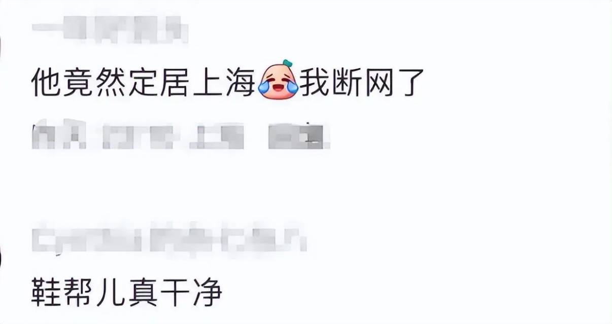 48岁王阳接女儿,穿棕色夹克配黑色裤子