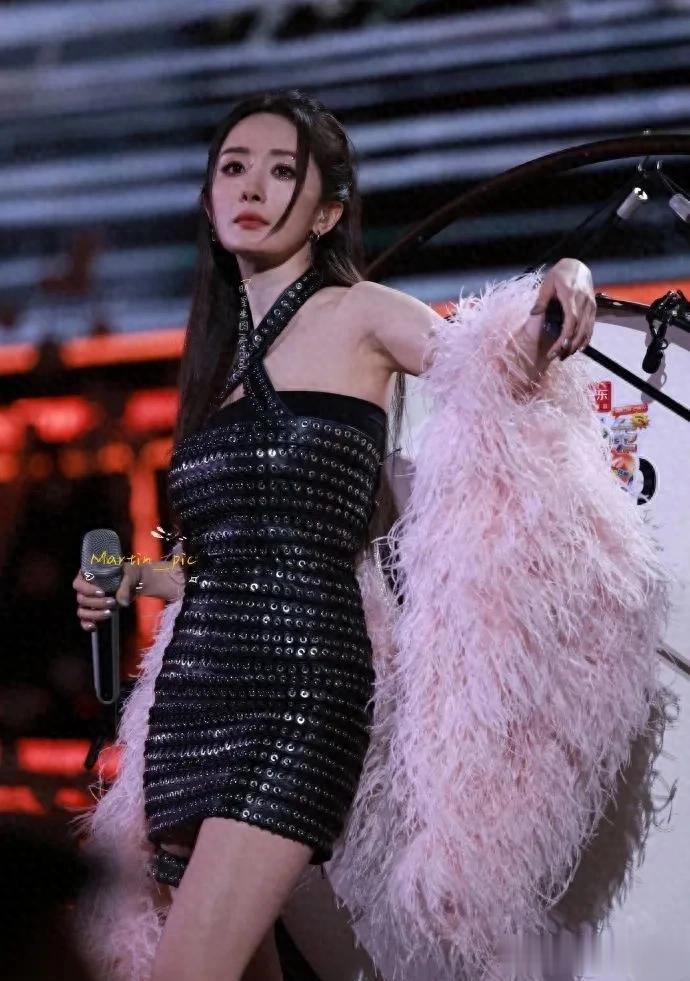杨幂“幂腿”上热搜，这画面谁顶得住？