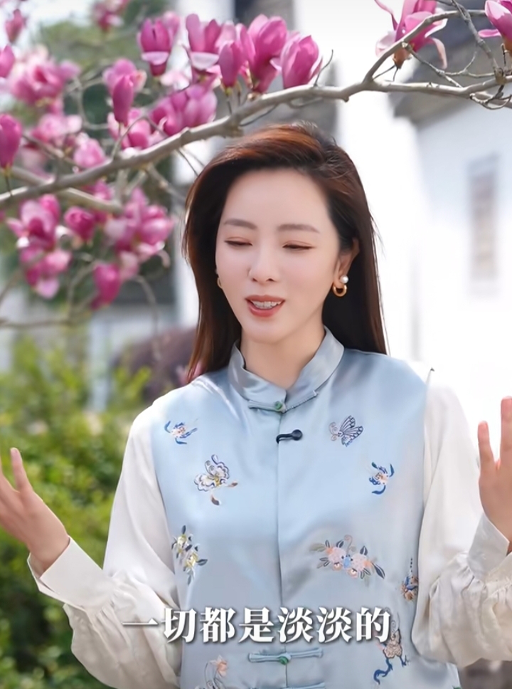 李思思分享生活感悟，新中式蓝马甲配披肩长发，知性优雅好漂亮