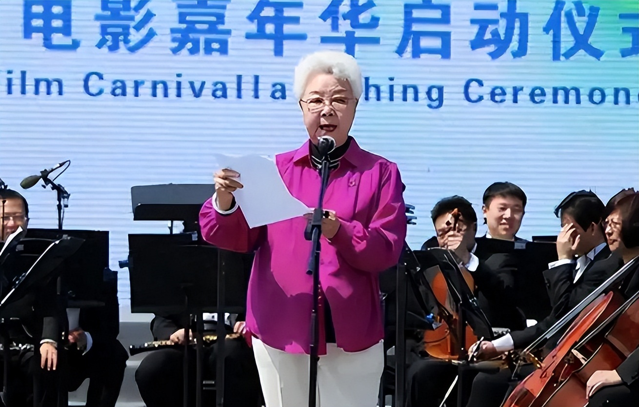 98岁的田华也没想到，风光一辈子老了住旧房子，孙子成了晚年依靠