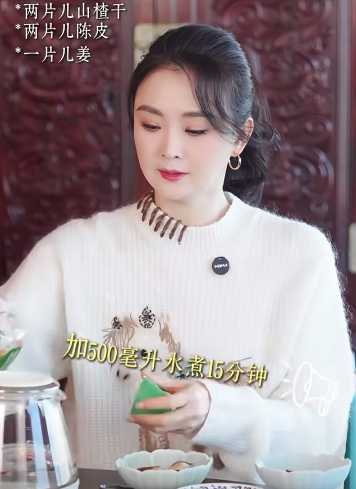 王艳分享春节刮油妙招，白毛衣低马尾出镜，气质温婉尽显优雅美貌