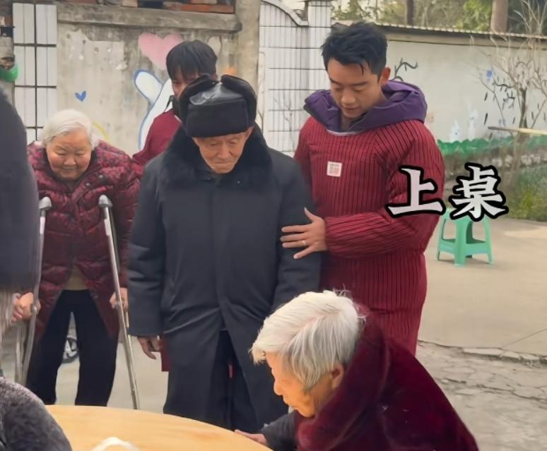 郑恺穿四川省服做饭!下乡为独居老人办杀猪宴,炒菜比老婆还能干