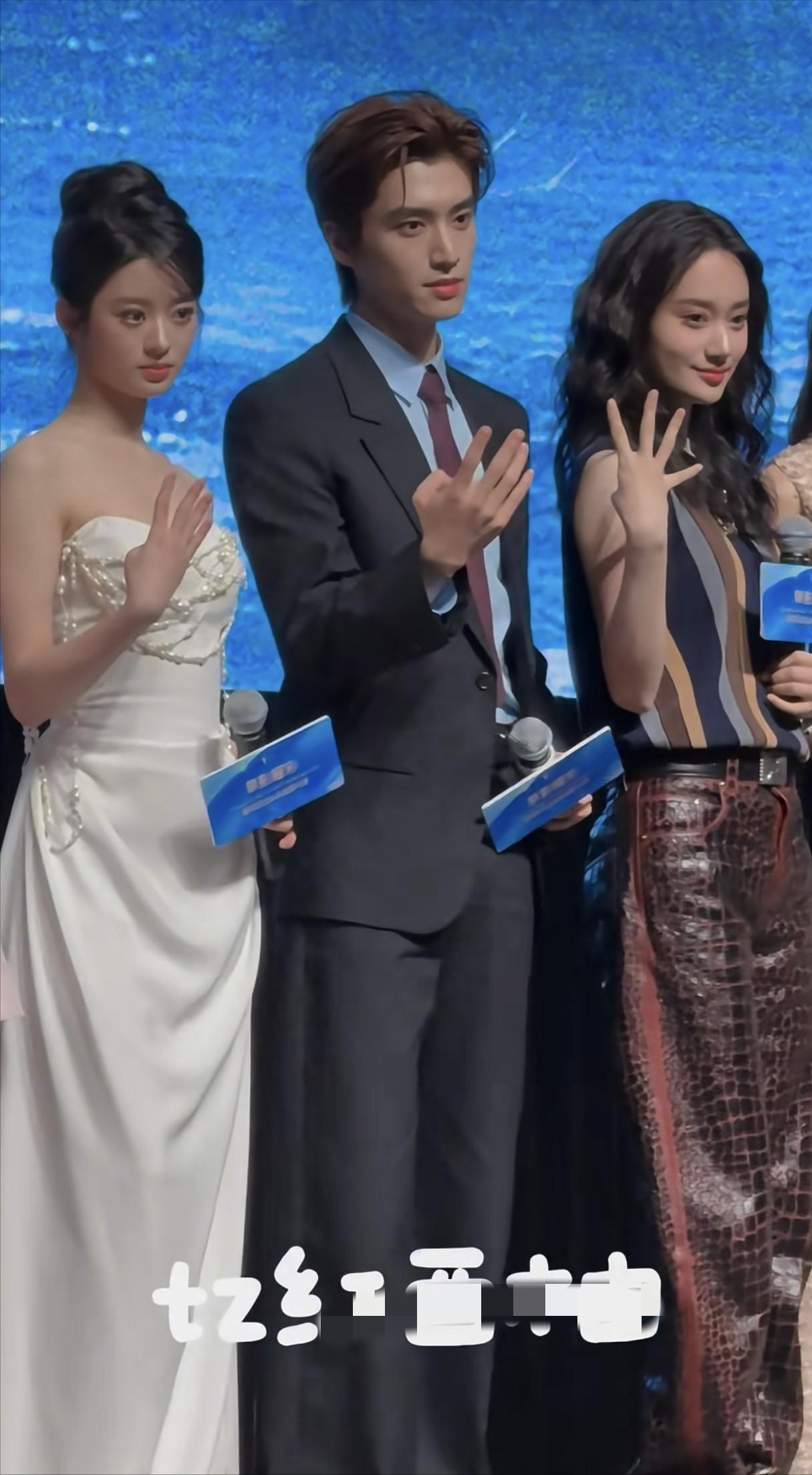 被短发的赵丽颖惊艳 不穿暴露礼服却艳压群芳 网友：林更新得避嫌了