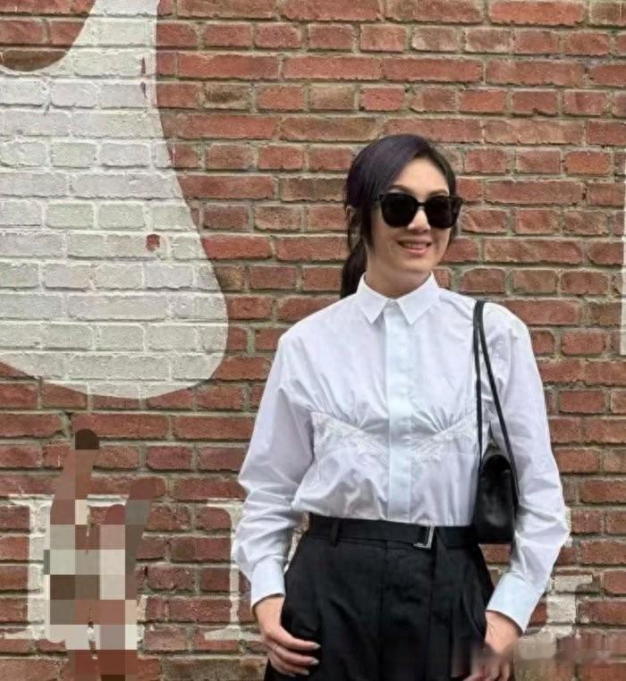 杨千嬅本来就个子矮，身形还胖了不少，平时不注意身材管理吗