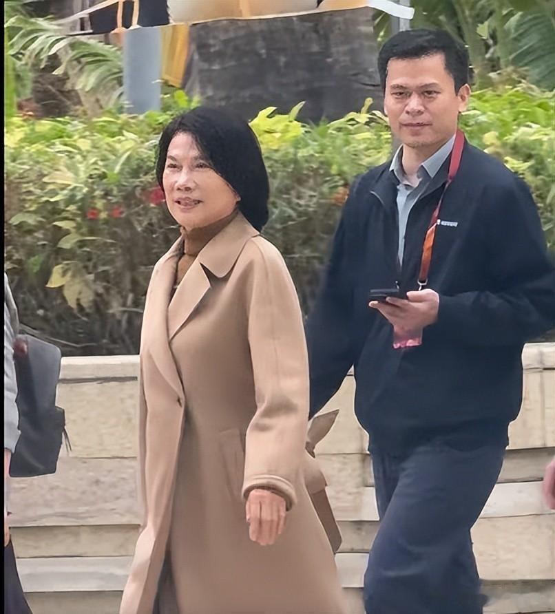 72岁董明珠亮相红毯，裹得严严实实，也比精心打扮的女星都好看