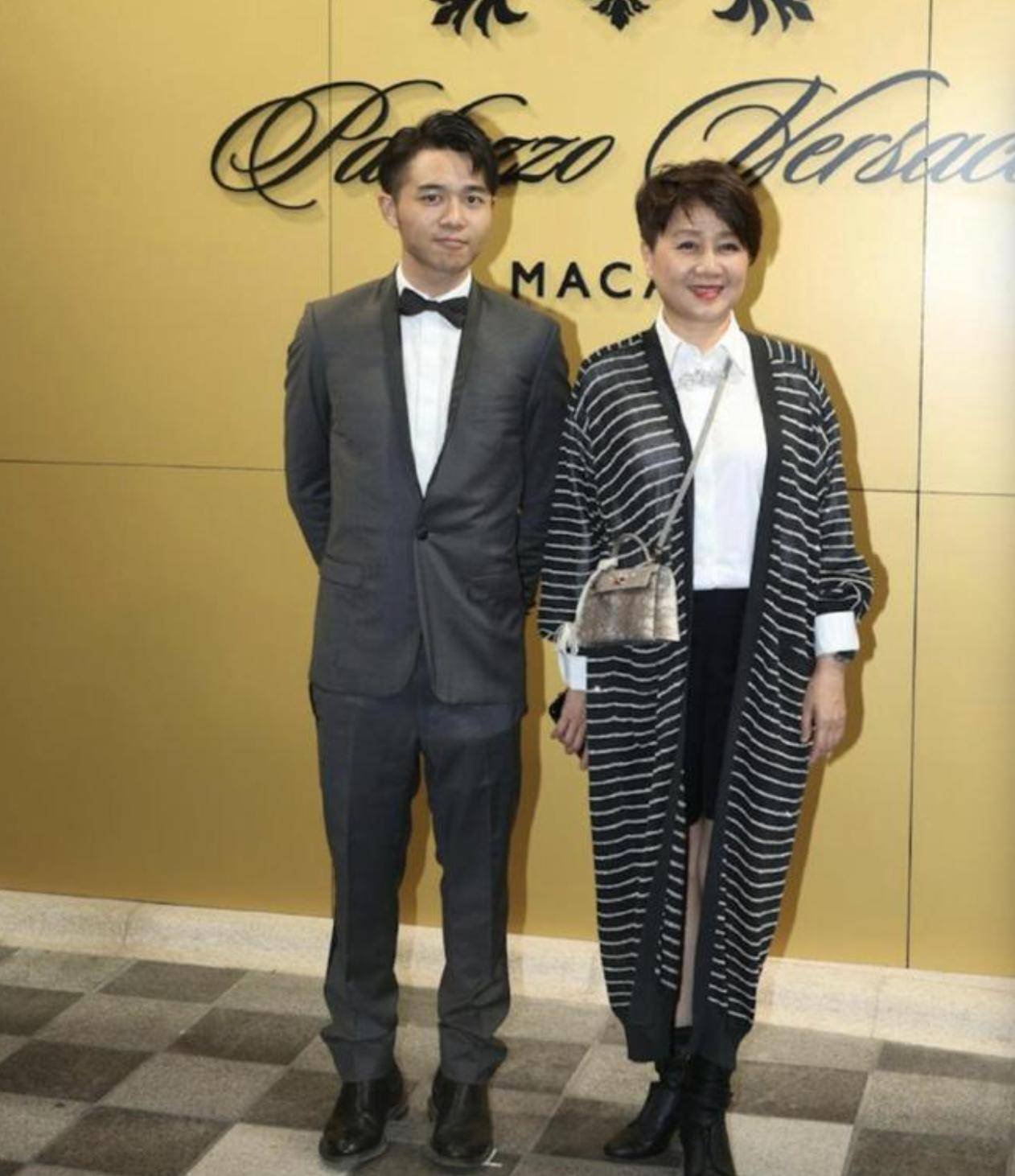 何猷亨与新女友近照曝光，相互依偎笑得甜蜜