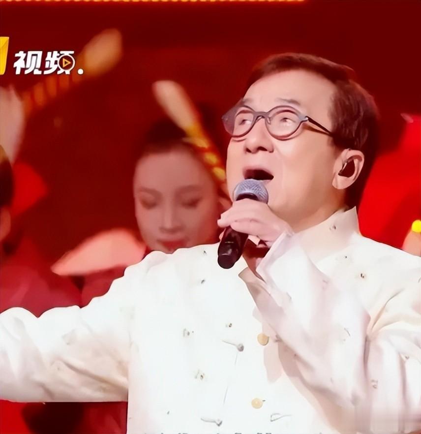 成龙带房祖名惠州游玩！父子树下相拥感情好，当地大人物亲自陪同