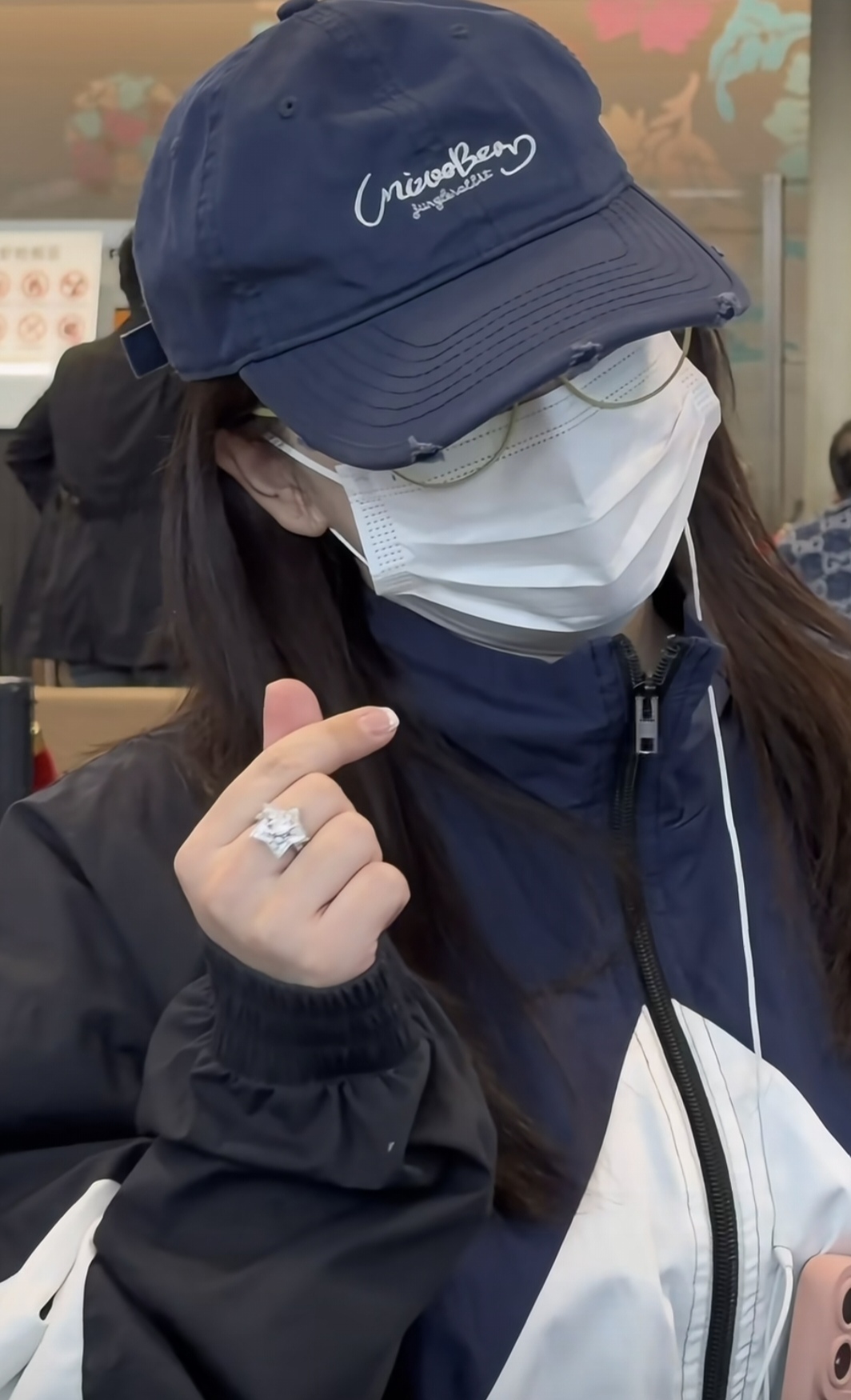 阚清子产后复工，机场出发，开心比心，状态不错！