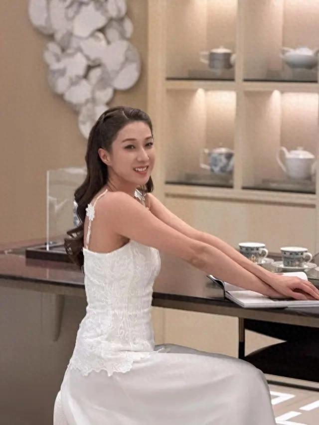 钟嘉欣结婚10周年罕晒恩爱！向老公发表爱的宣言：我依然如此爱你