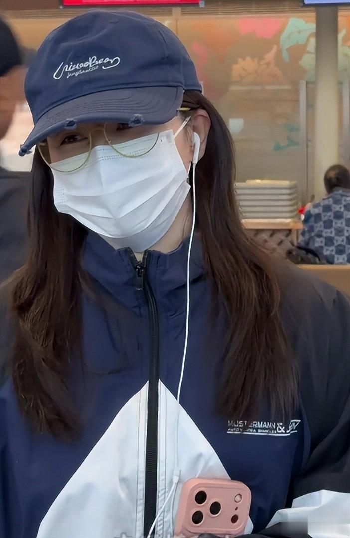 阚清子产后现身机场！手上鸽子蛋大钻戒抢镜，富豪老公拎包似保姆