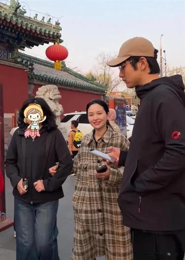 43岁金莎穿白衬衣领证！衣服宽松像是双喜临门，男方签婚前协议