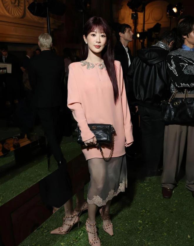 杨紫罗马秀翻车！红发粉裙又土又显老