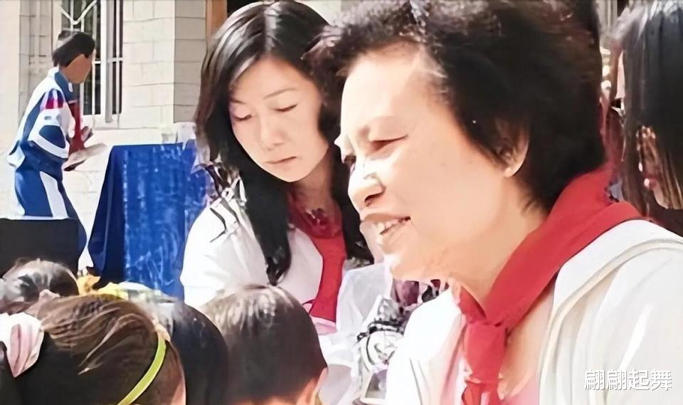 再多钱有啥用？香港知名演员官宣捐出所有财产，给丁克族提了个醒