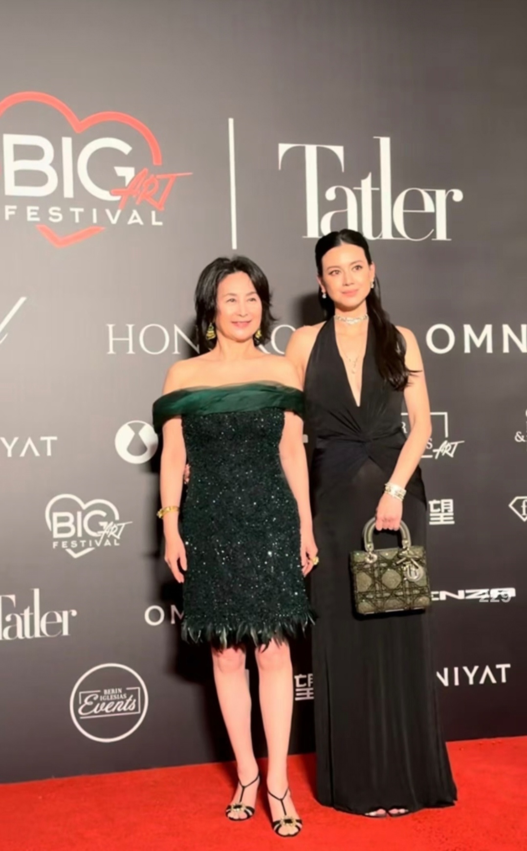何超琼、何超莲与萧邦总裁晚宴同框，姐妹俩一个优雅一个干练