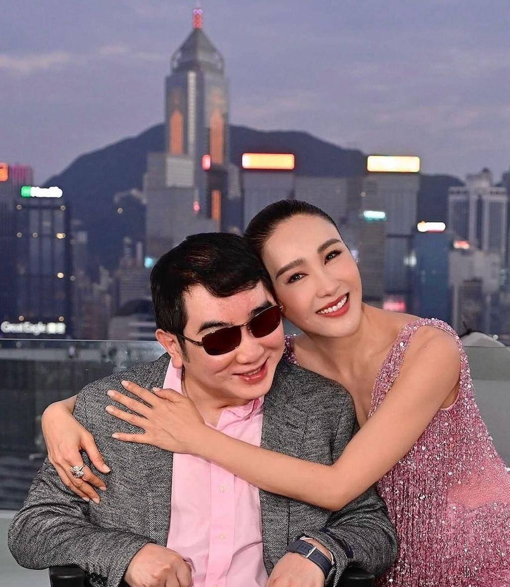 黎姿为父亲庆88岁大寿，嫁大15岁的跛脚富豪，一家5口3个残疾