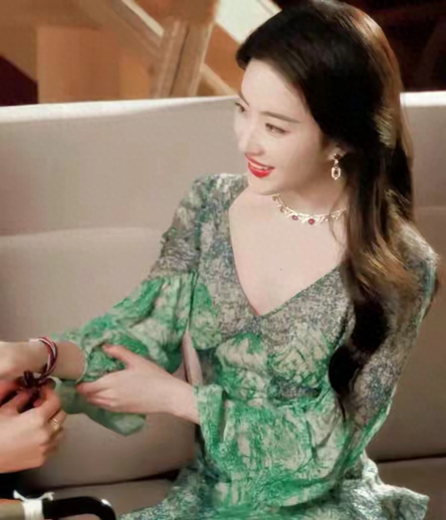 刘亦菲留气质“大波浪”,身穿一袭绿色连衣裙尽显时尚高级感