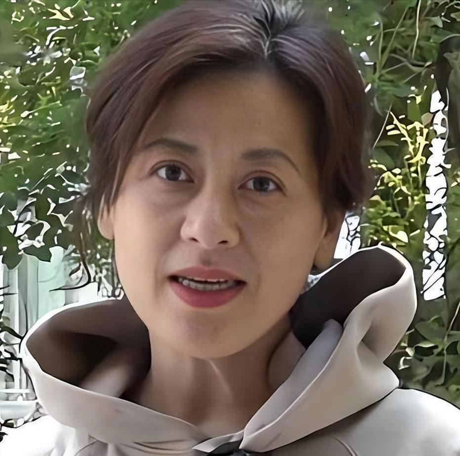 如今57岁隐居上海的夏菁，守着上影团长老公28年，一家四口很幸福