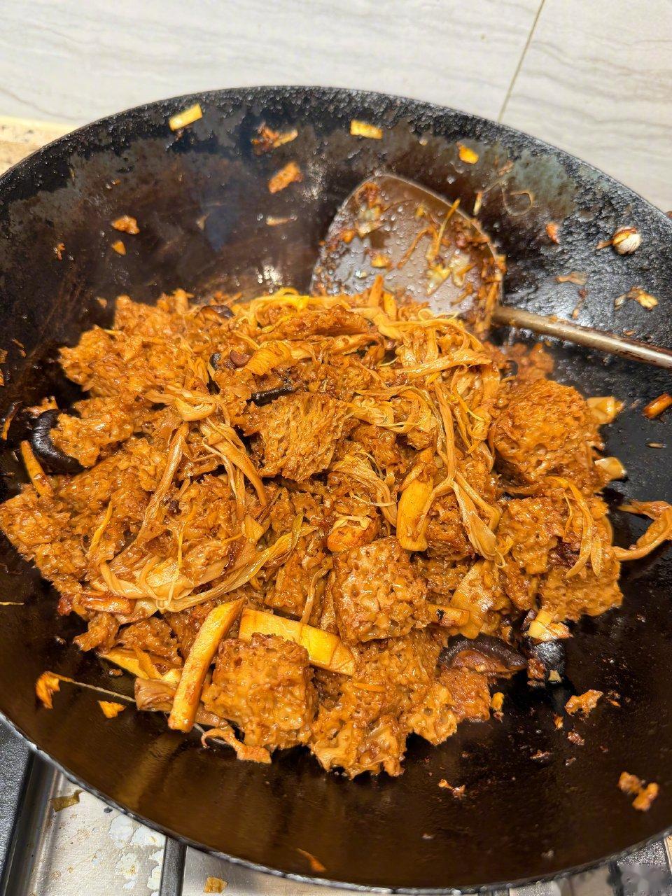 江疏影戴婚戒晒年夜饭!七菜一汤配茅台年味十足,穿蓝色毛衣好白