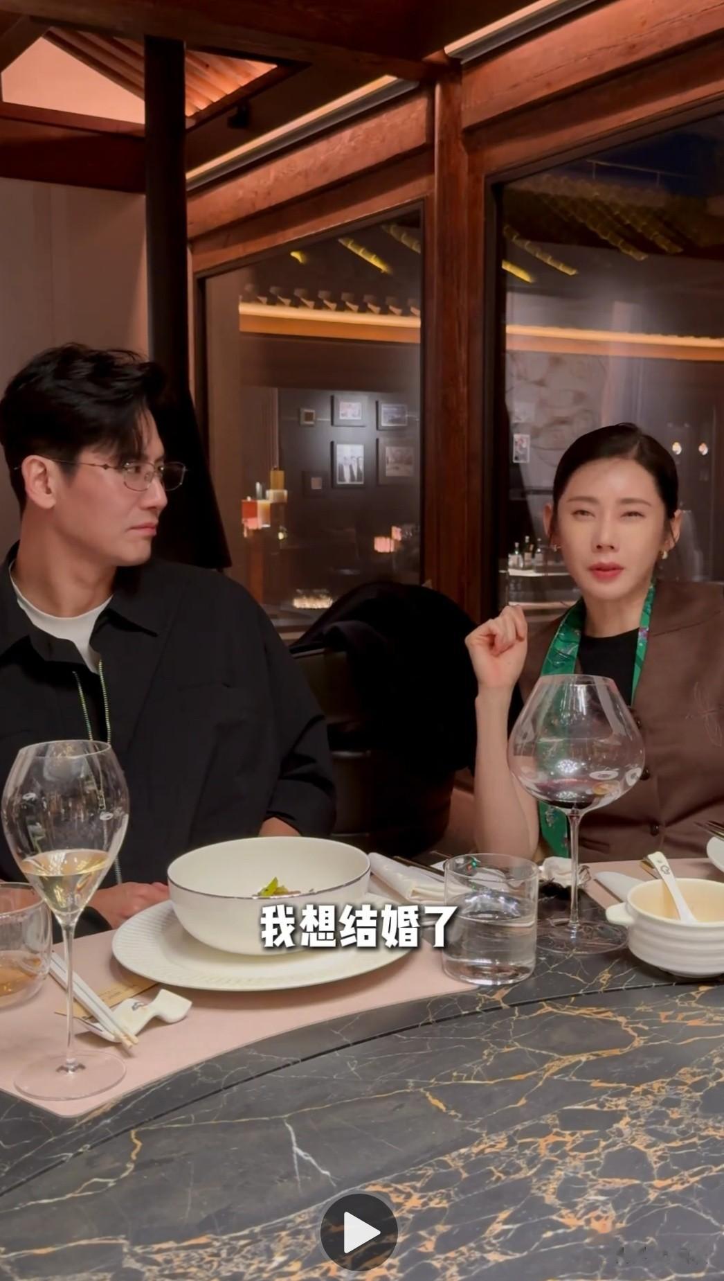 秋瓷炫结婚9周年，夫妻俩去四合院吃烛光晚餐，一封信把她感动哭