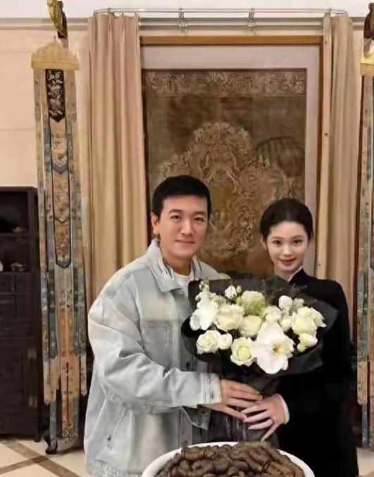 彻底撕破脸? 杨子带23岁新女友见母亲, 铜钱盆抢镜 黄圣依态度太意外
