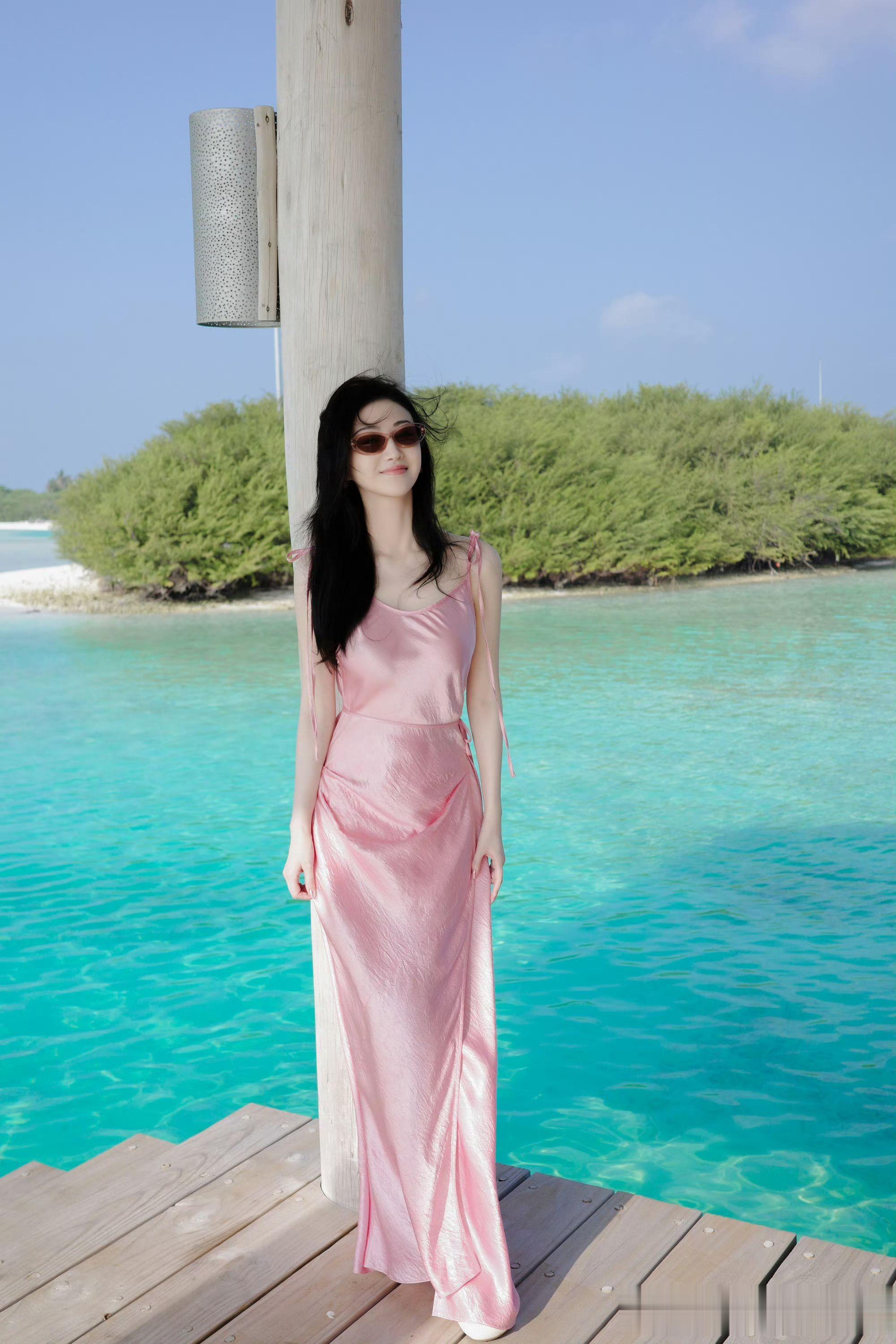 女星景甜海边写真，阳光正好，美人如画！