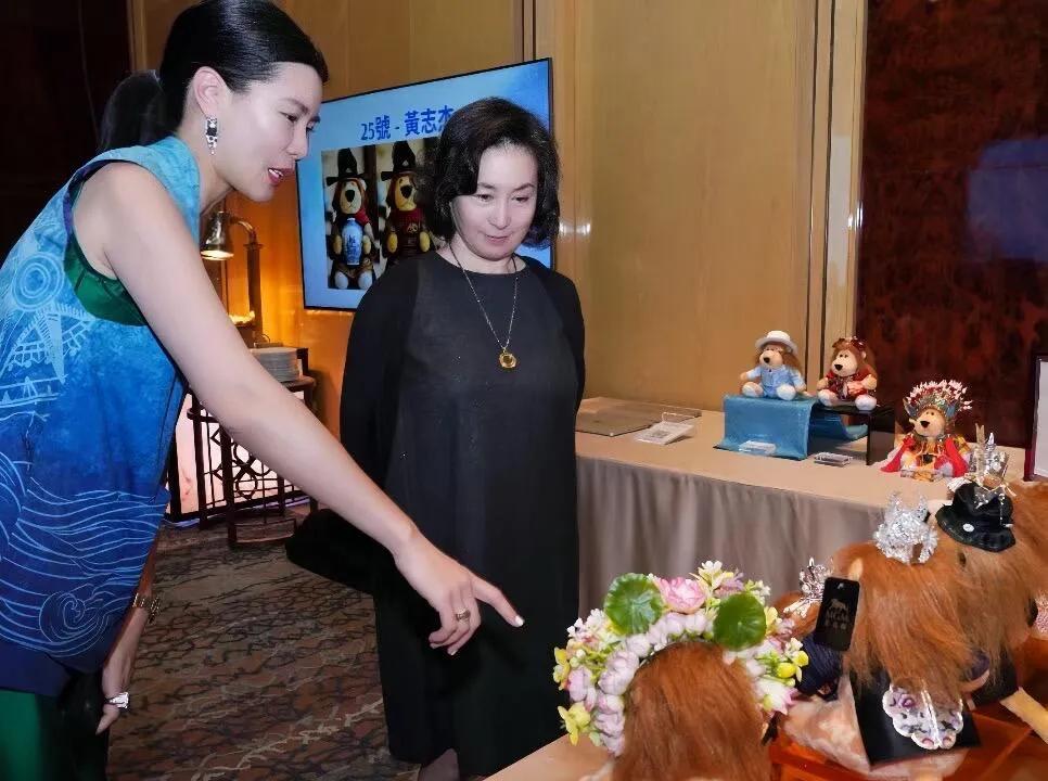 杨受成儿子杨其龙夜店开业，何超欣和何锶珩来捧场，何超琼缺席！