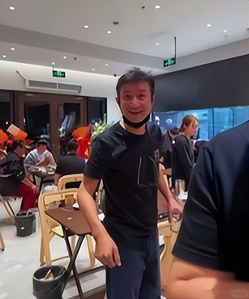 文章转行在上海开饭店！亲自端盘迎客、陪酒陪笑，态度谦逊被怒赞