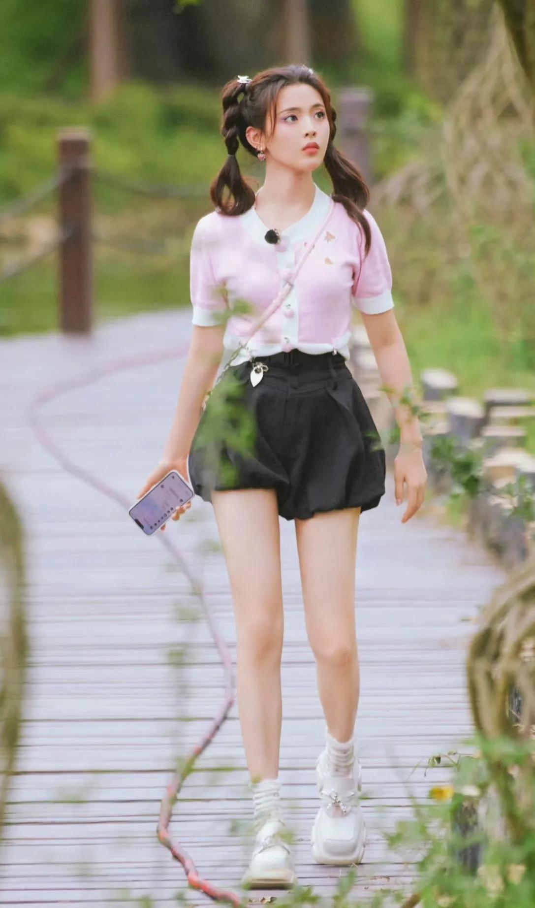 杨超越性感美腿
