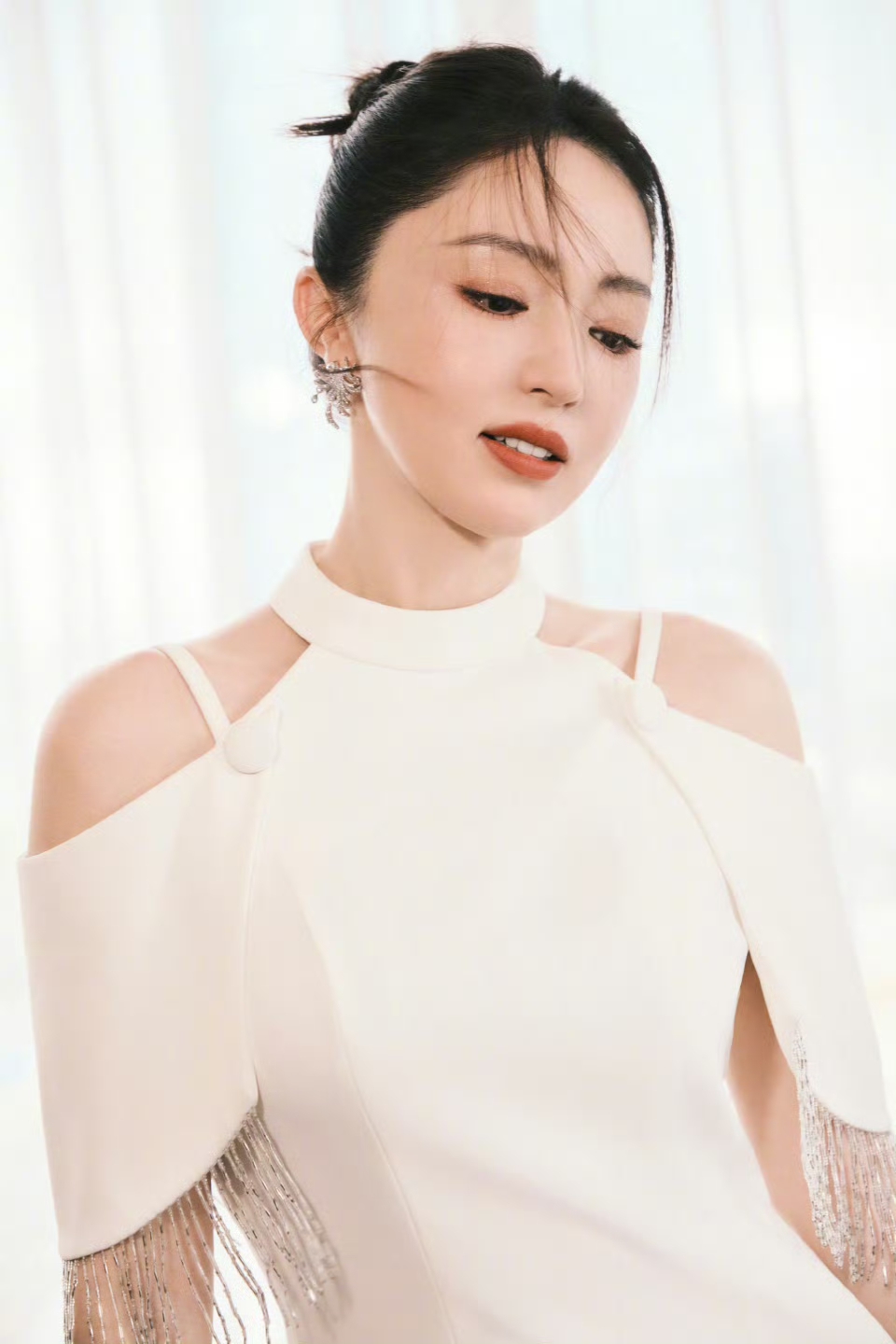 董璇阿姨这一身白色裙子穿搭气质也太绝了，不愧是顶级宝妈