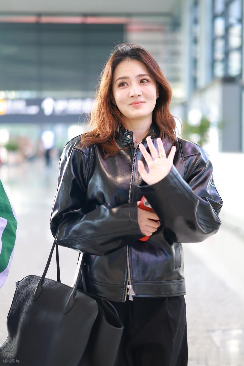 徐璐现身机场，身穿黑色皮衣搭配灰色毛衣简约时尚