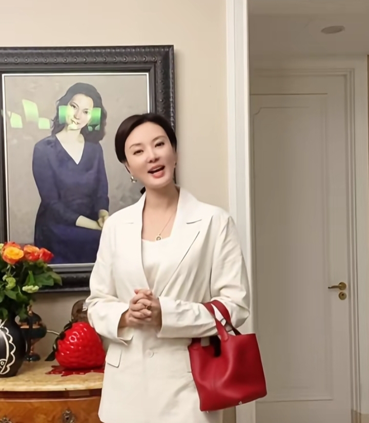 刘芳菲分享，一袭白西装，气质温婉知性，美貌与穿搭尽显高级感