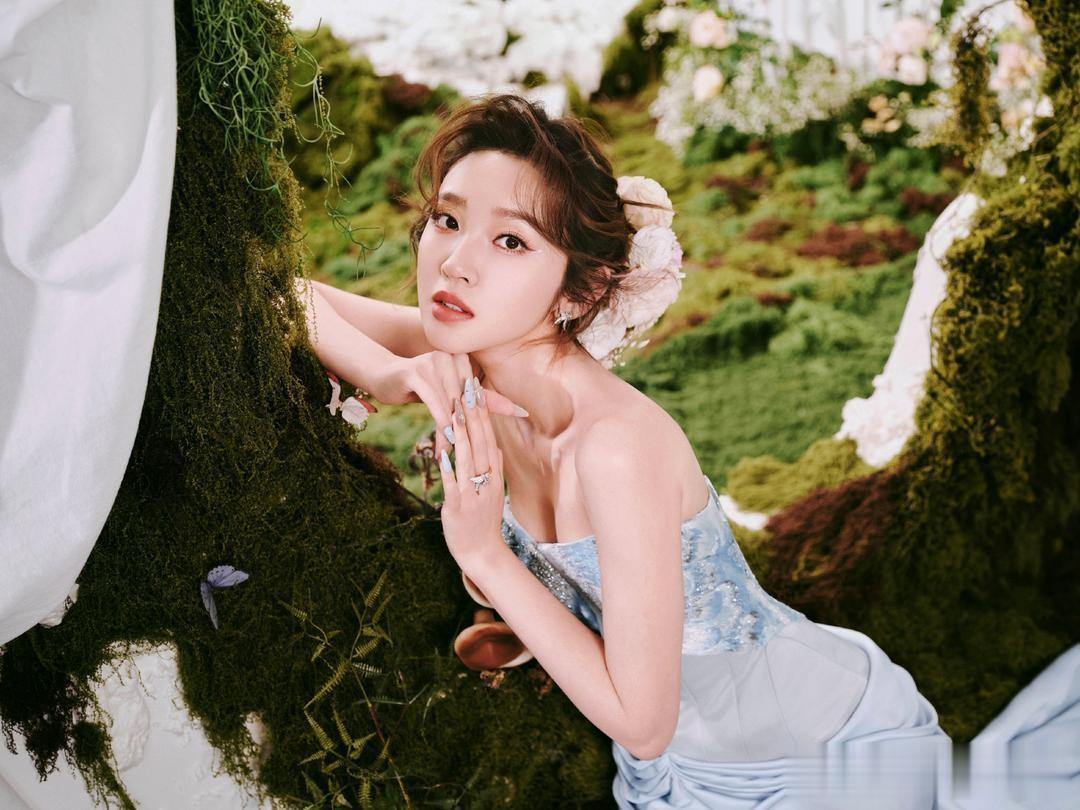 唐艺昕,优雅蓝裙穿搭,这精致感太美了。